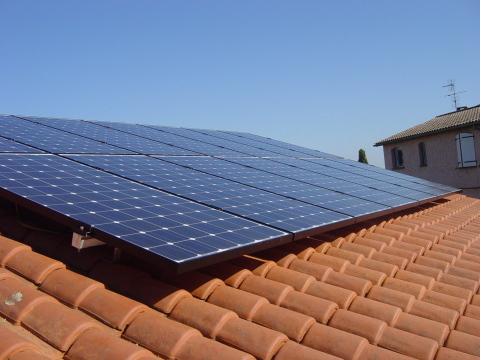 Panneaux solaires intégrés à la toiture : le guide complet